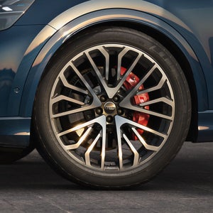 Nahaufnahme eines 23-Zoll-Audi-Sport-Rads im Vielspeichen S-Design.
