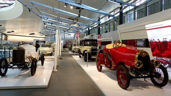 Ausstellung verschiedener alter historischer Audi Modelle im Audi Forum Neckarsulm.