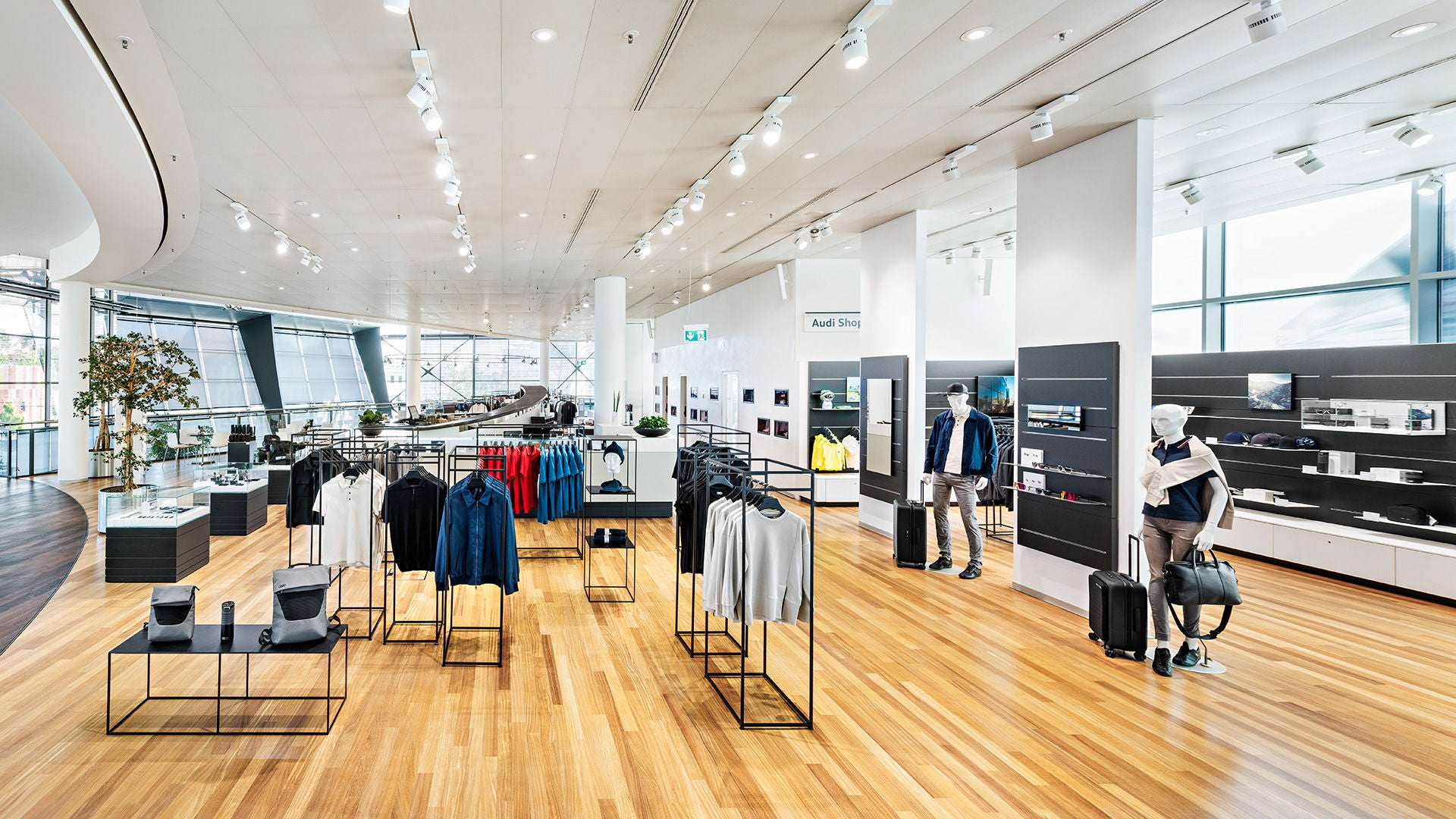 Innenansicht des Audi Shop mit Kleidung, Taschen und weiteren Accessoires.
