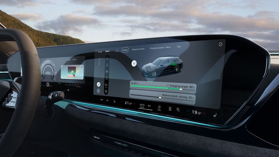 Close-up van het MMI-display in de Audi A5 Avant e-hybrid. Het toont het huidige laadniveau en een schuifregelaar om de reserve aan te passen.