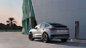 Audi Q4 na stacji ładowania