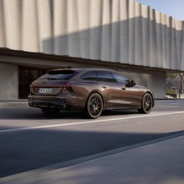 Der A6 Avant im schrägen Seitenprofil während der Fahrt in der Innenstadt.