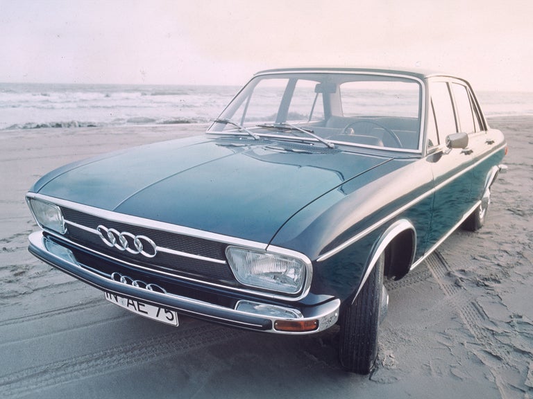 Audi 100 LS in blau in der Frontansicht auf einem Strand