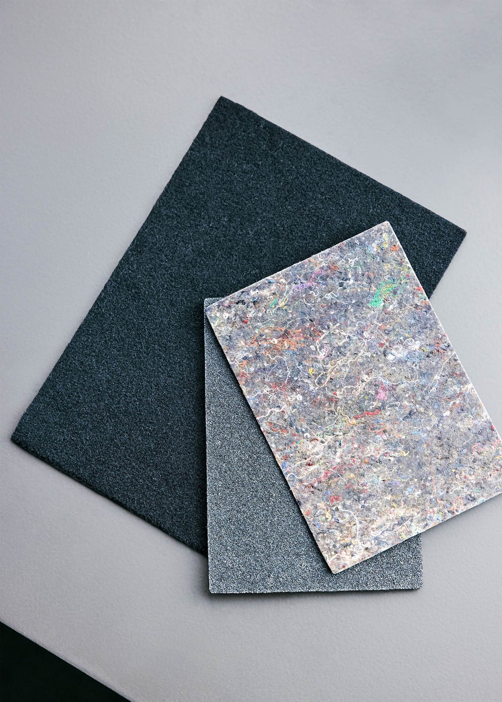 Die Recyclingfasern sind im weiterverarbeiteten Zustand zu kleinen Platten gepresst.