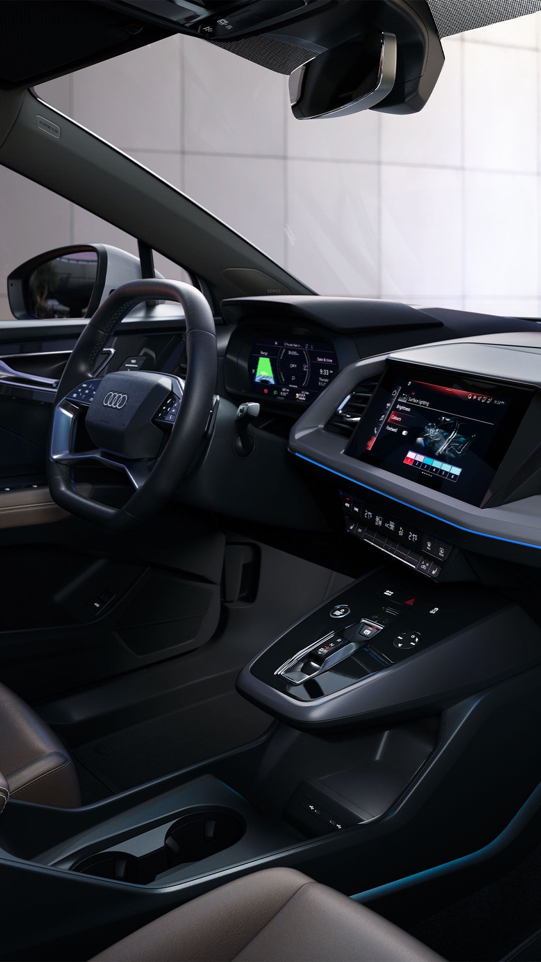 Interieur eines Audi Q4 Sportback e-tron mit blauem Ambientelicht, außen ein schick gekleidetes Paar im Gespräch vor Glasfassade bei Dämmerung.