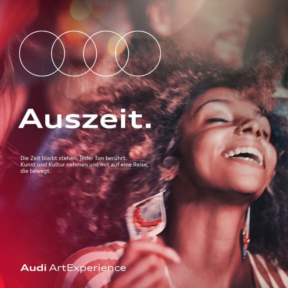 Frau tanzt lächelnd im Publikum eines Konzerts; Audi ArtExperience und Text „Auszeit“.