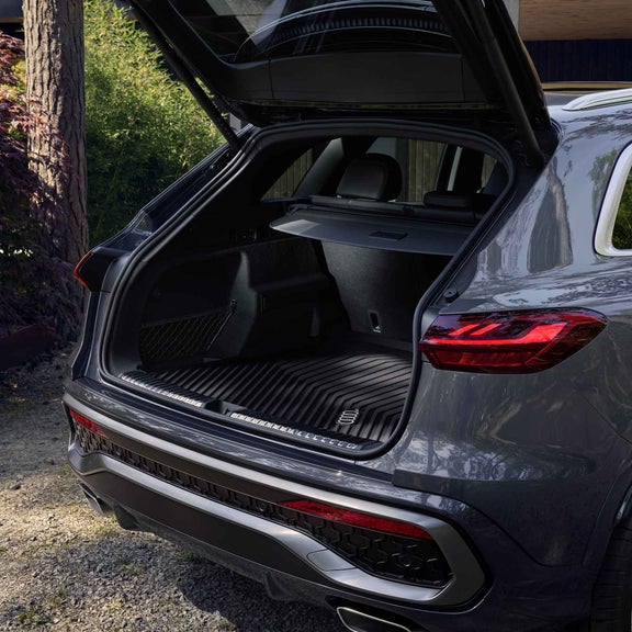 Fokus auf den geöffneten Kofferraum des Q5 SUV. Man sieht die Gepäckraumschale mit Audi Logo.	