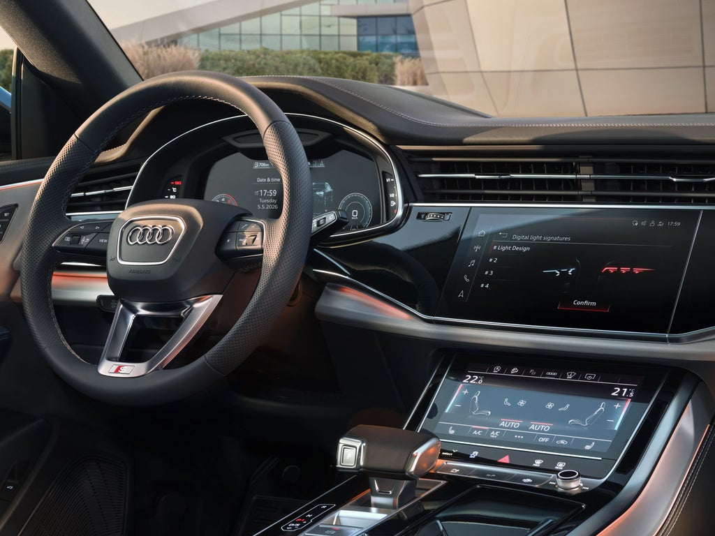 Närbild på förarplatsen med fokus på ratten och Audi virtual cockpit plus.