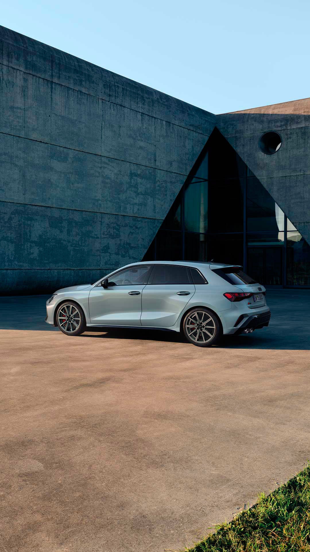 Vista lateral del Audi S3 Sportback plateado.