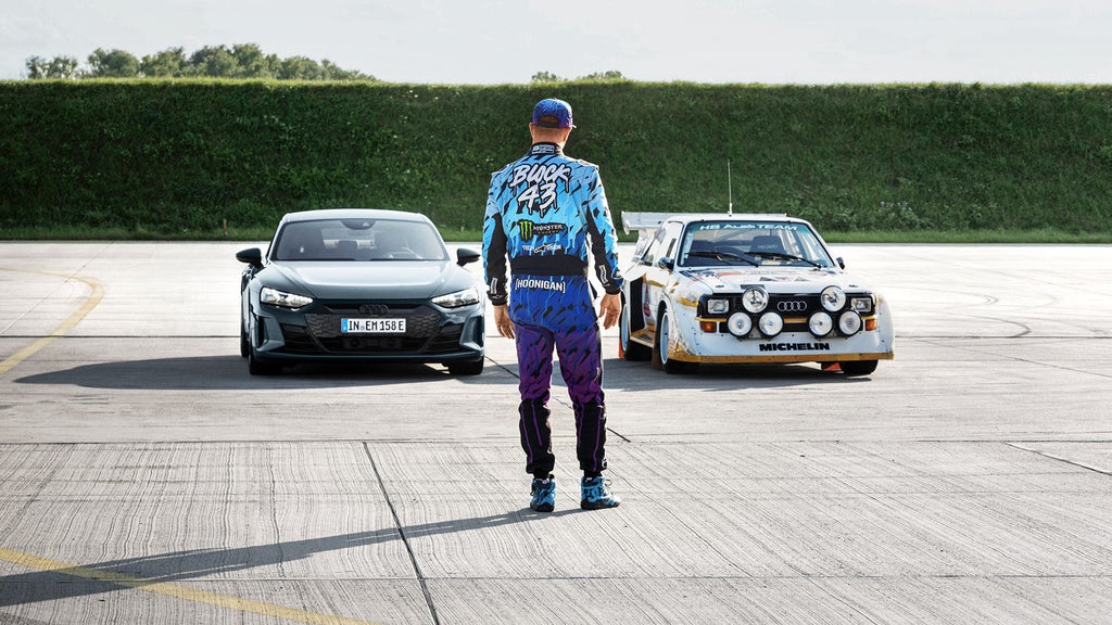 Rencontre entre le passé et l'avenir : Ken Block sur le site d'Audi Sport à Neuburg an der Donau, en Allemagne, avec la légendaire Audi quattro S1 E2 et l'Audi RS e-tron GT entièrement électrique.
