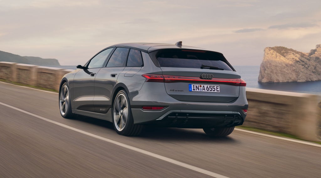 De A6 Avant e-tron gezien van schuin linksachter.