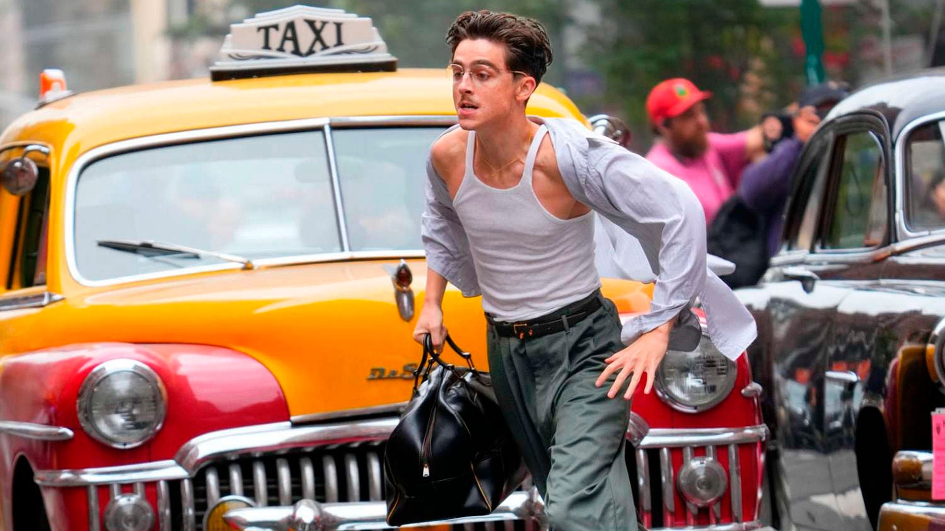 Marty rennt quer über eine Straße mit hektischem Verkehr.