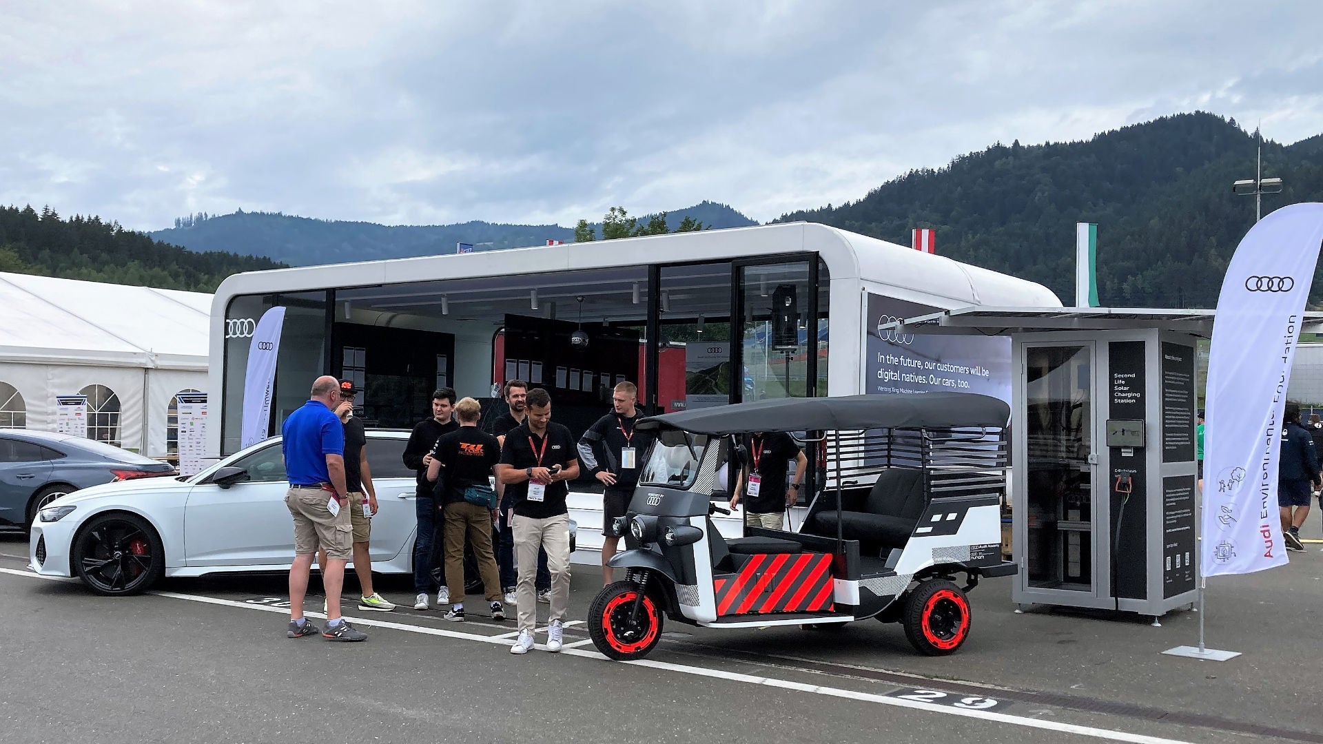 Studenten beim Formula Student Austria 2022 Event