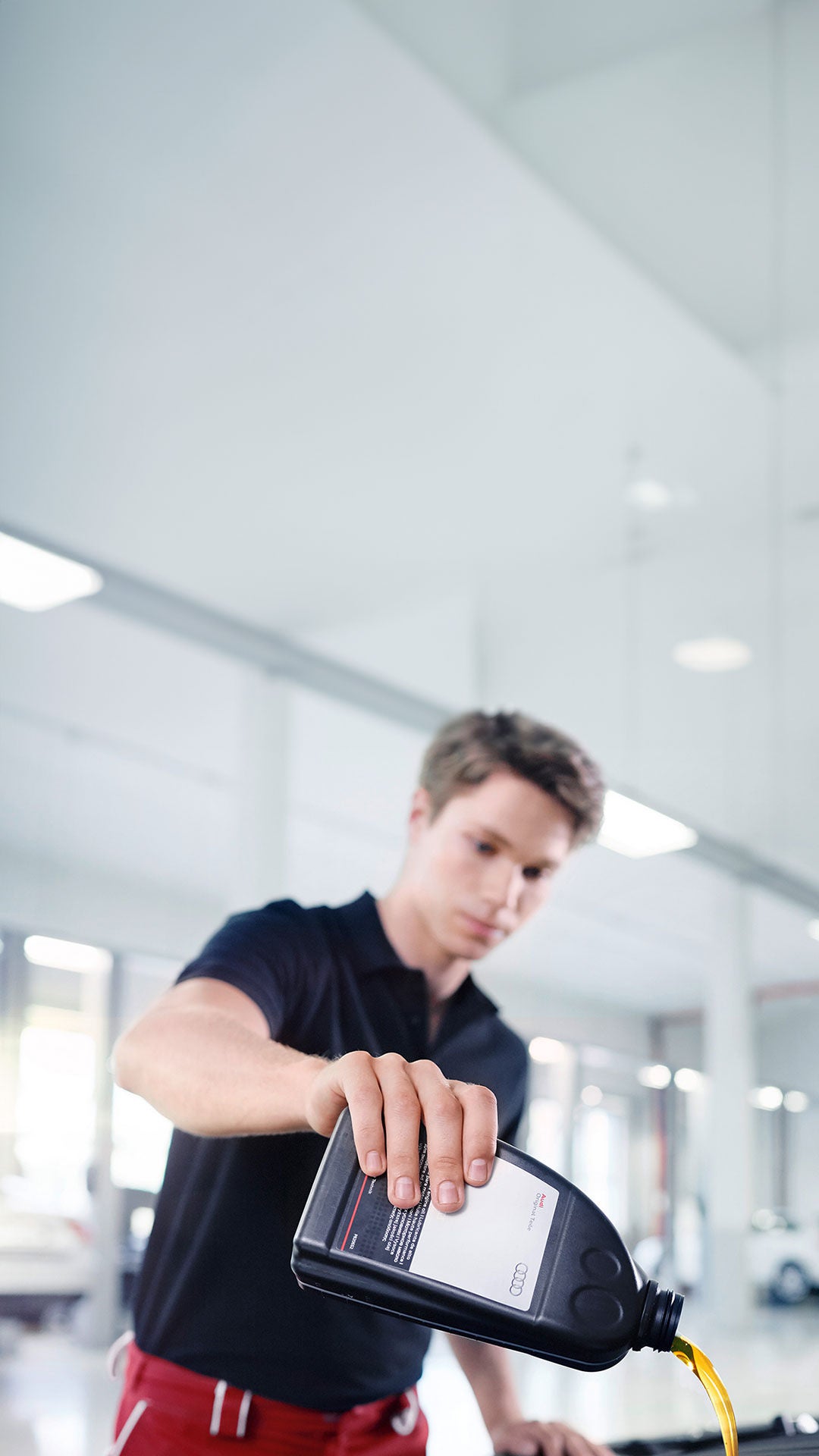 Foto del cambio de aceite original Audi en un Servicio Oficial Audi. 