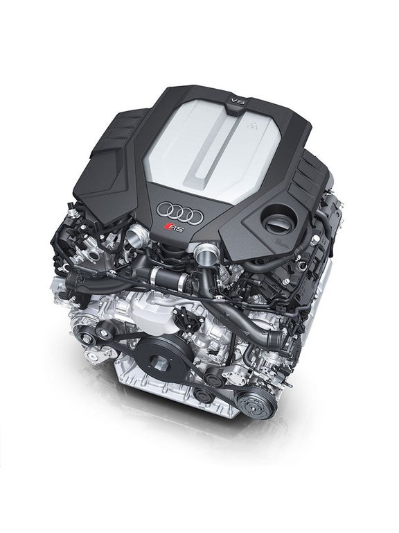 Ein schwarzer Audi RS-Motor mit V8-Emblem auf weißem Hintergrund, frontal leicht von oben fotografiert.