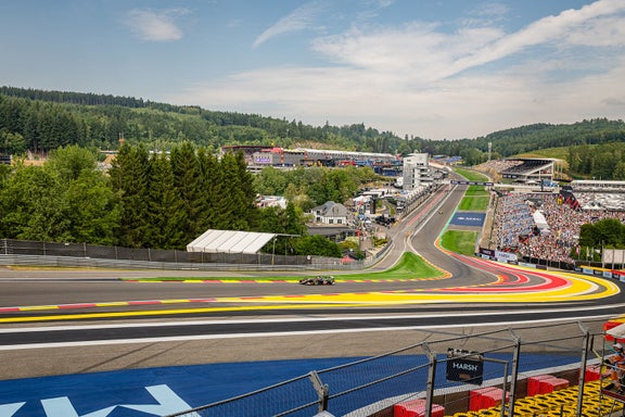 Vue panoramique du circuit de Spa-Francorchamps pendant le F1® Belgian Grand Prix 2026 avec une monoplace en piste