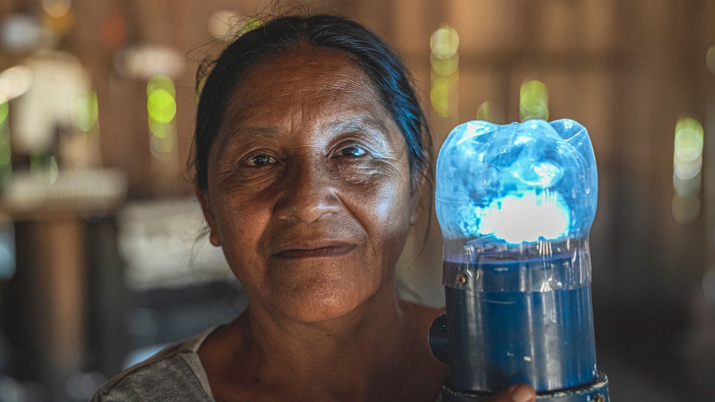 Women with a lamp.