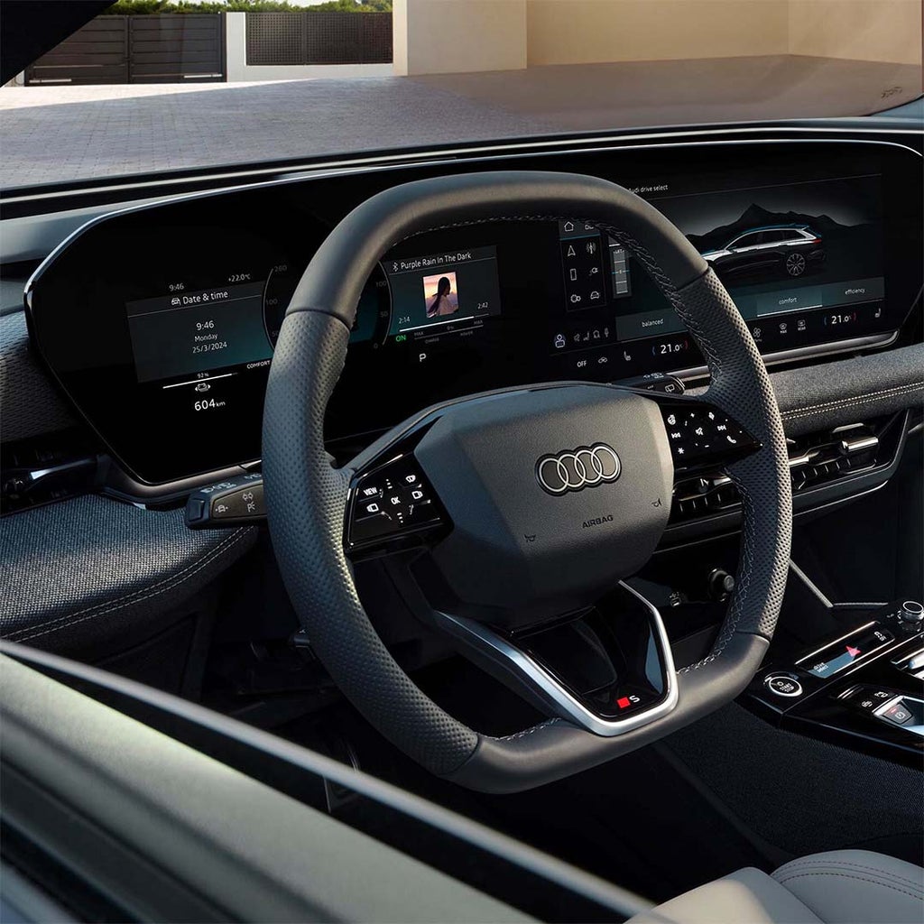 S line inkluderer 3-eikers sportsratt med multifunksjon, vippetaster, dekor med kromfinish, S-logo, rattgrep i perforert skinn og kontrastsøm.