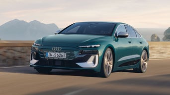 Der S6 Sportback e-tron im schrägen Frontprofil, während er eine kurvige Küstenstraße entlangfährt.