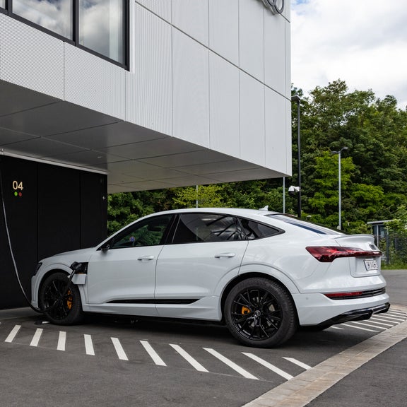 Weißes Eauto an Ladestation