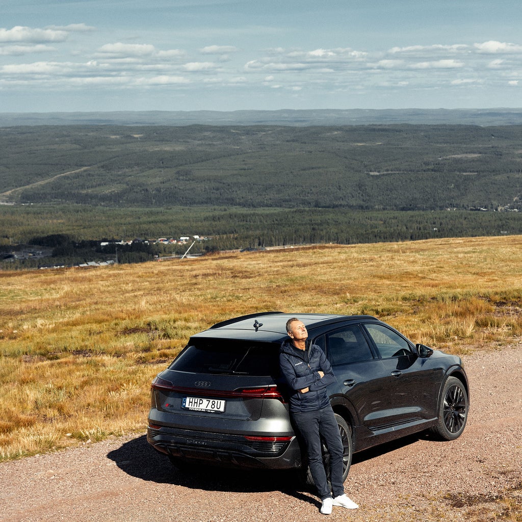 Stefan lutar sig mot bilen i solen