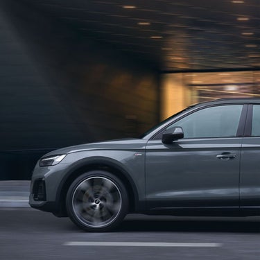 Dynamic front view Audi Q5 TFSIe