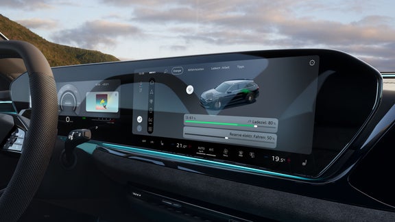 Nahaufnahme des MMI-Displays im A5 Avant e-hybrid. Auf diesem wird der aktuelle Ladezustand, sowie ein Slider zur Regelung der Reserve angezeigt.