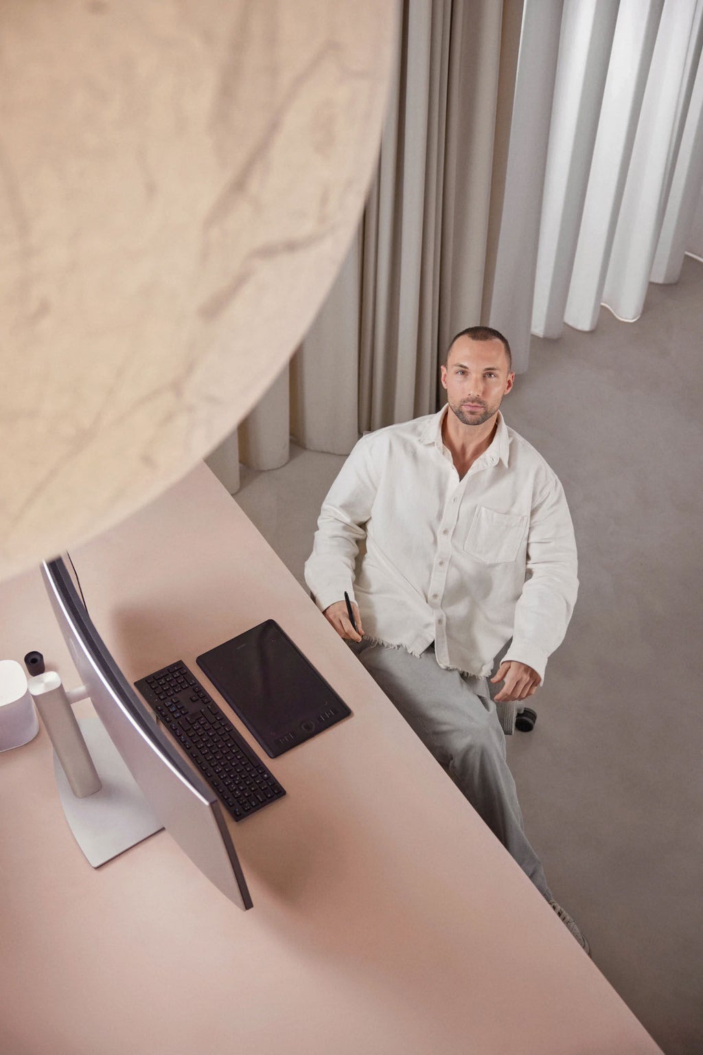 Andrés Reisinger achter zijn bureau in Barcelona.