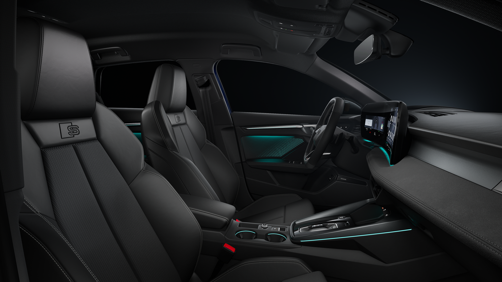 Blick durch das Beifahrerfenster auf die Sportsitze, das Cockpit mit Sportlederlenkrad, Mittelkonsole, digitale Displays und das Ambiente-Licht.