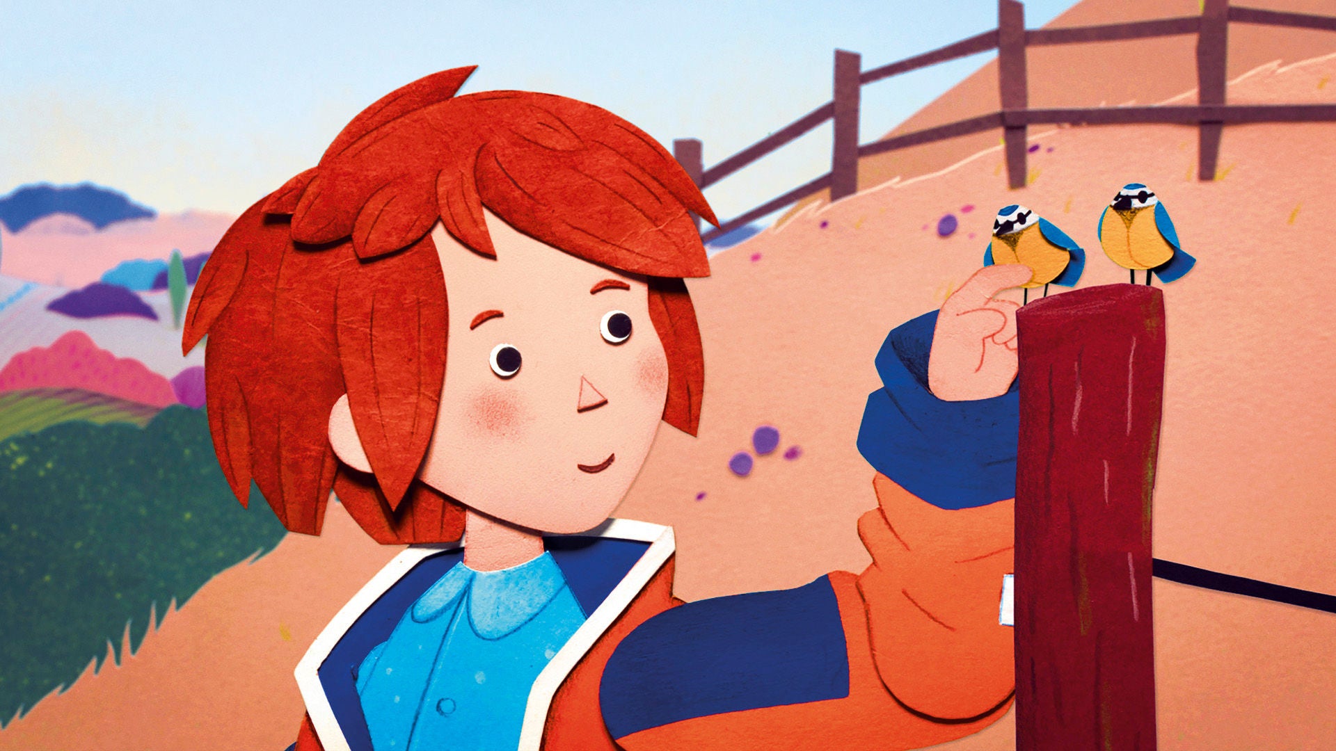 Die neunjährige Lucie streichelt zwei kleine Blaumeisen.