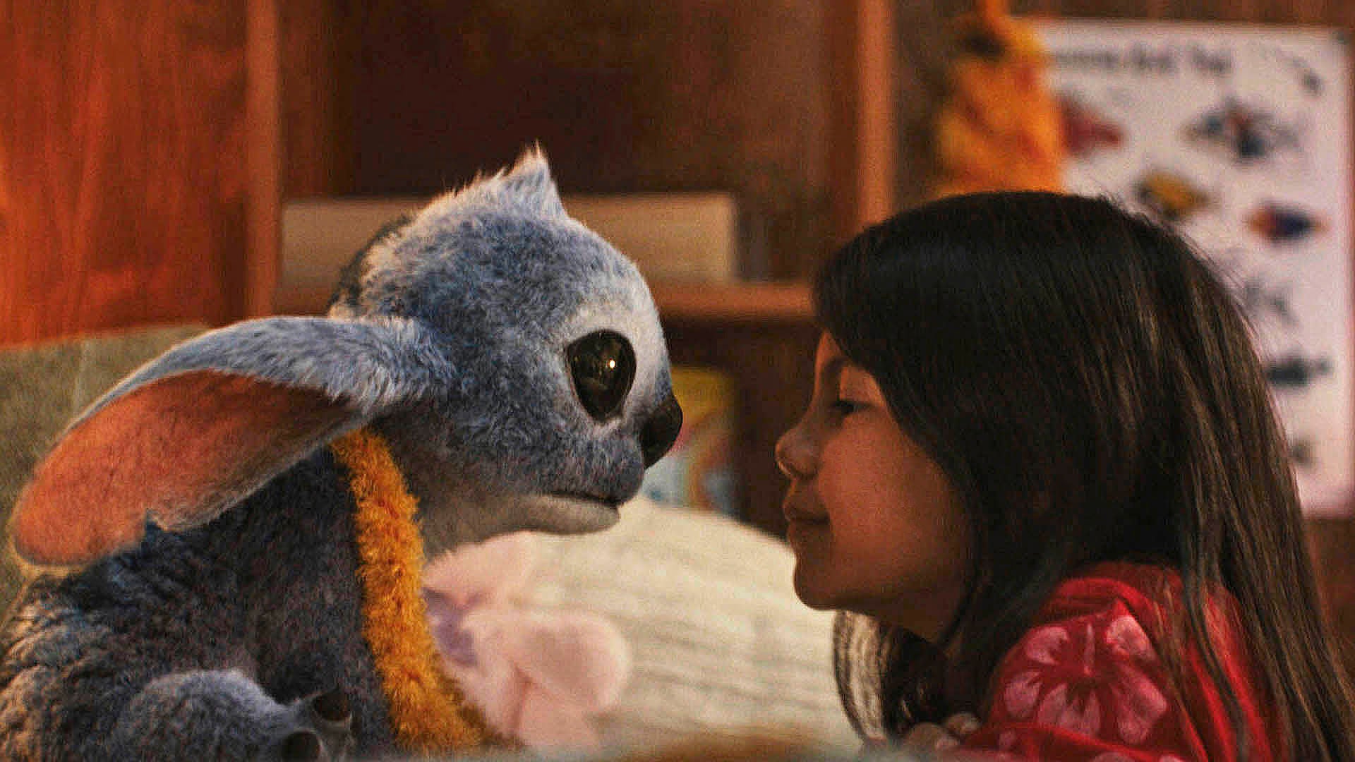 Lilo und Stitch sitzen sich gegenüber und starren sich interessiert an.