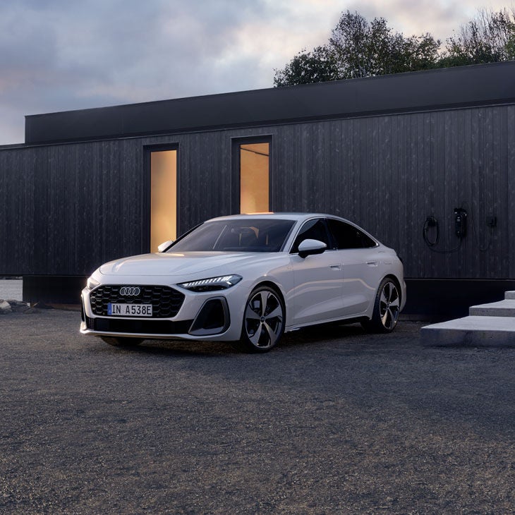 Uusi A5 e-hybrid talon pihassa