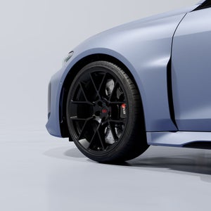 Close-up of the left front wheel arch of the Audi RS 5 Avant in the special Singapore paint finish.