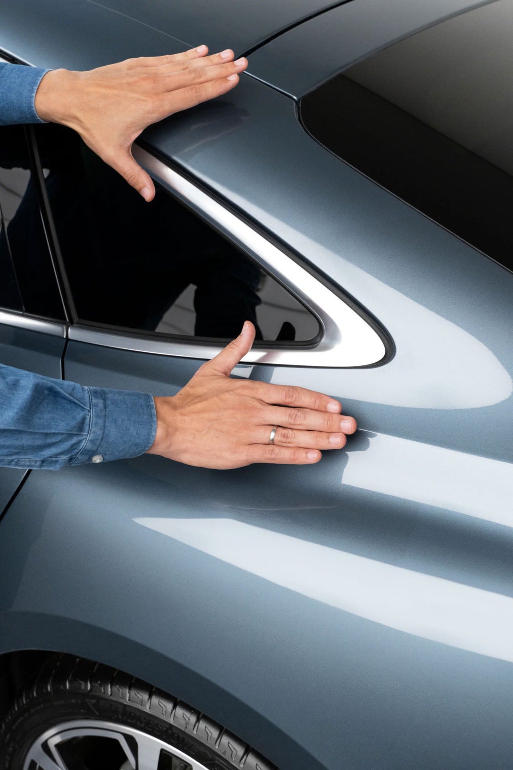 Detail of the Audi A5 roof arch.