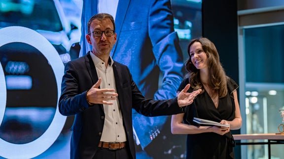 Dieter Jermann hält eine Rede im "the Square"