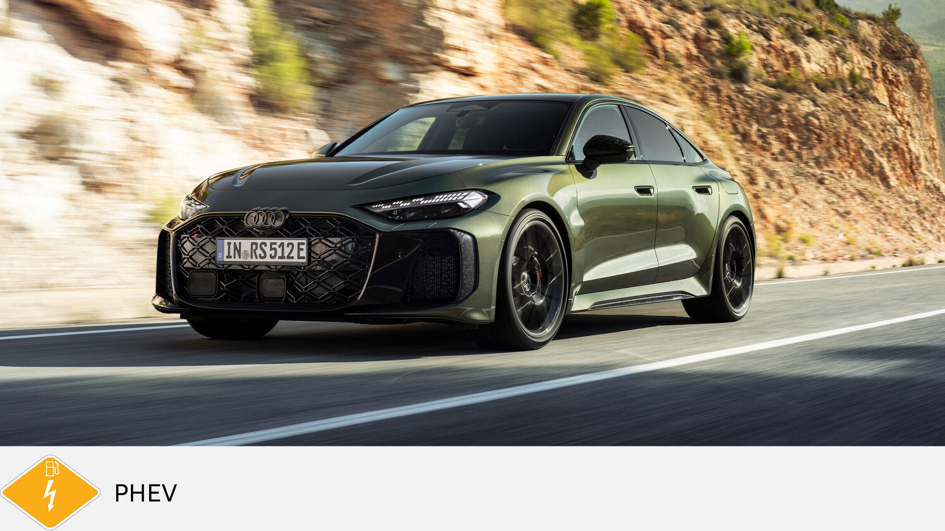 Metallic-grüne Audi RS 5 Limousine fährt auf Bergstraße; unten links gelbes PHEV-Symbol mit Zapfsäule und Blitz.