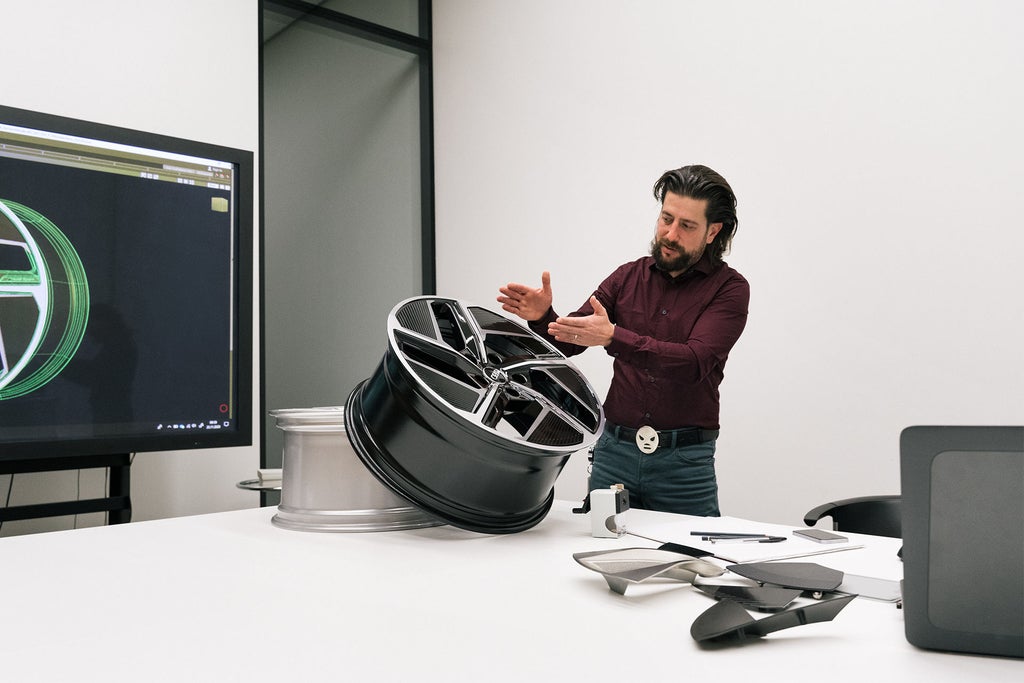 Andreas Valencia Pollex, concepteur de roues chez Audi, explique la roue aérodynamique.