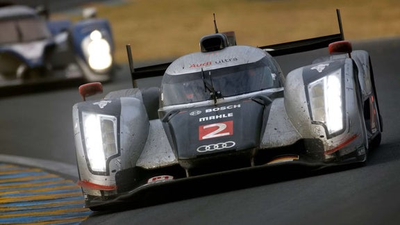 Audi R18 e-tron quattro under ett race.