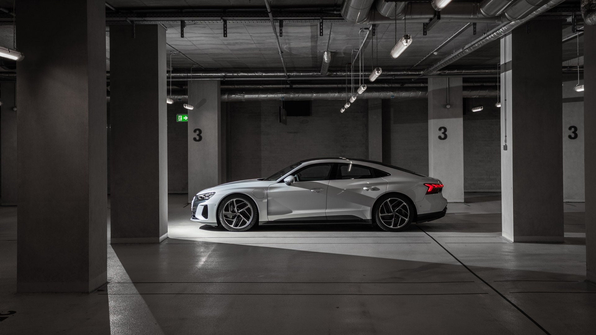 Hintere Ansicht eines Audi e-tron GT quattro.