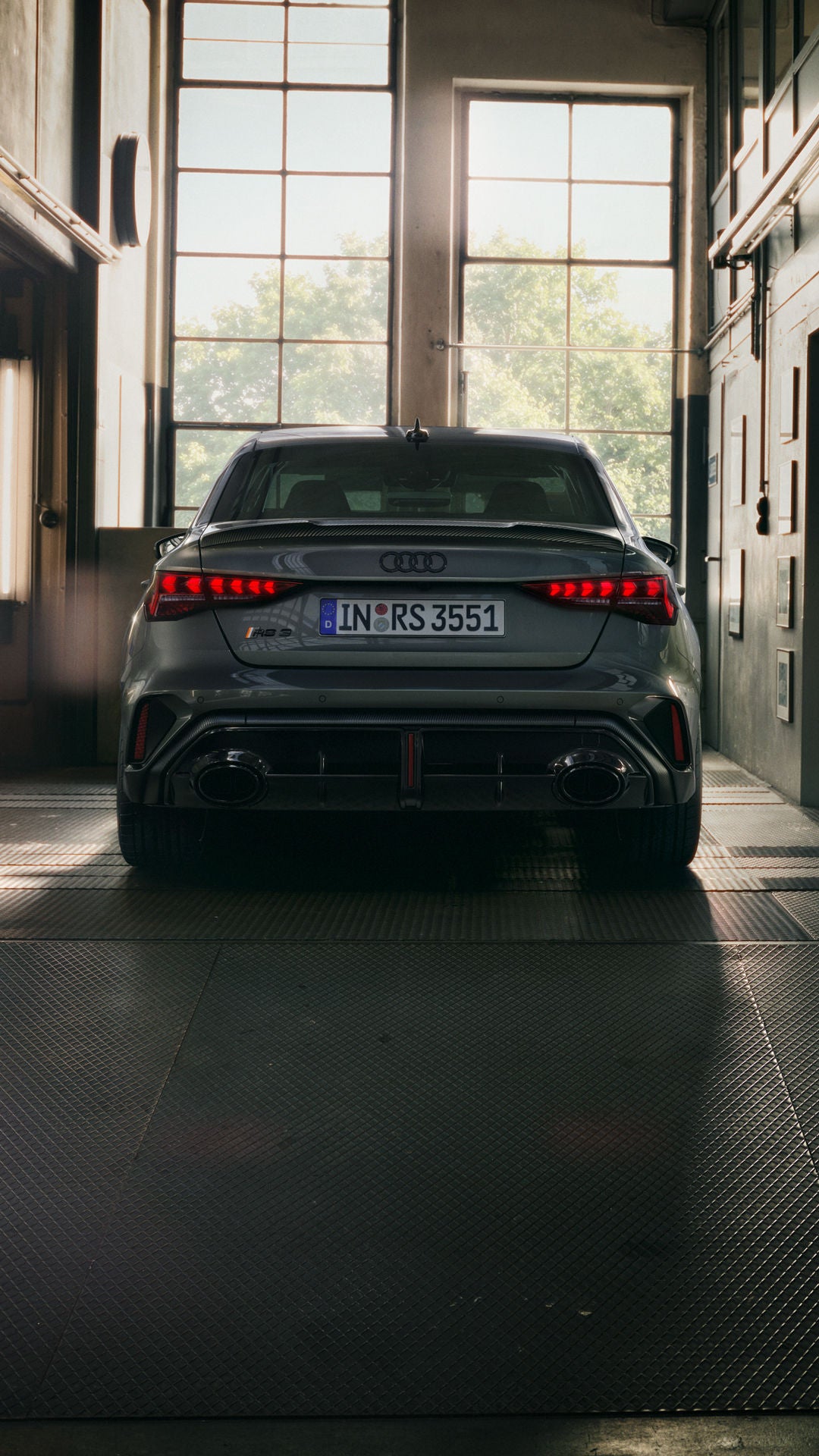 Blick von schräg oben auf das Sondermodell RS 3 competition, in einer Werkstatthalle stehend.