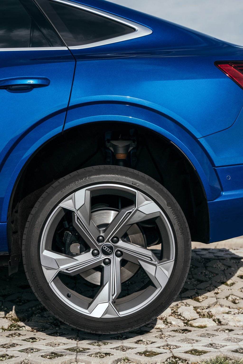 Hjul på Audi SQ8 Sportback e-tron sett fra siden.
