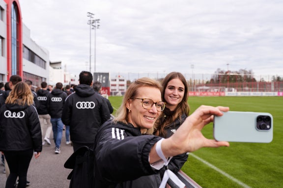 Audi employees make Selphie at Säbener Straße