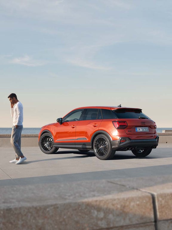 Coral-oranž Audi SQ2