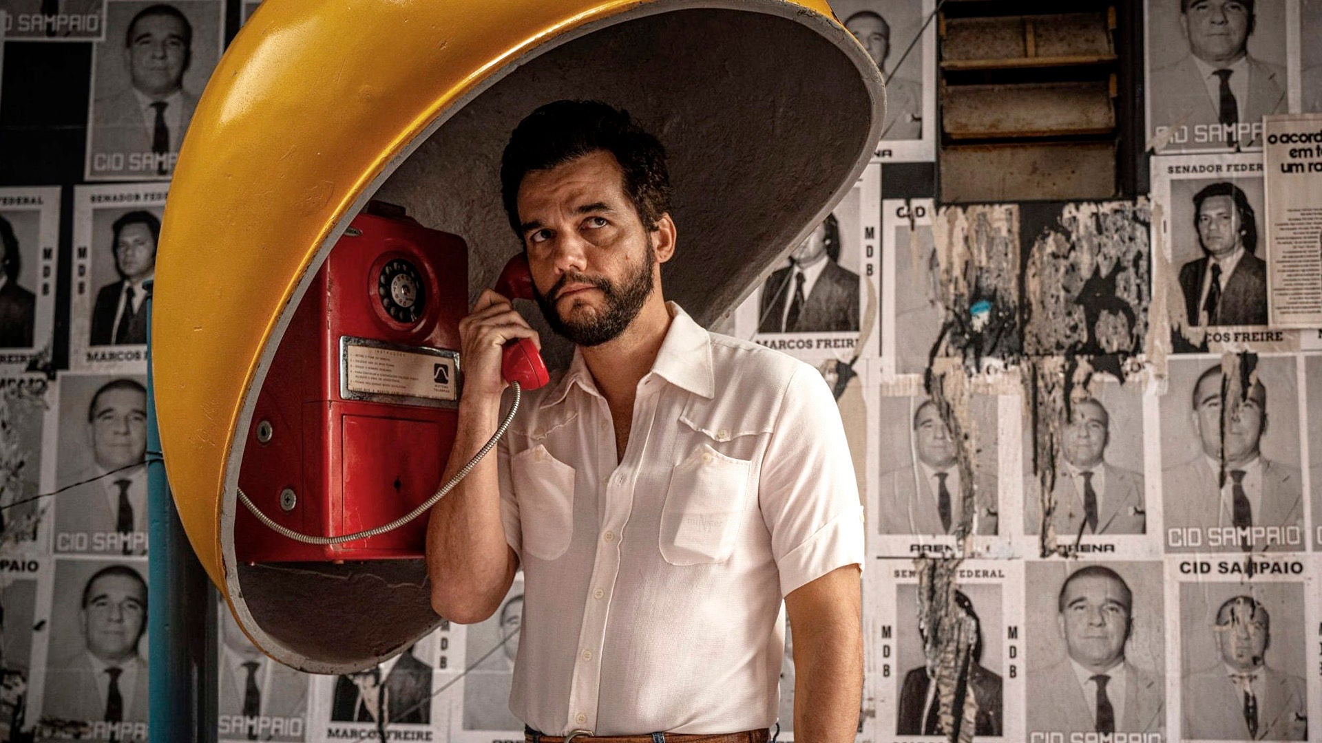 Marcelo telefoniert an einer öffentlichen Telefonbox.