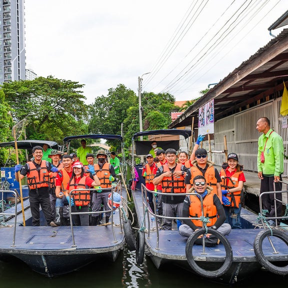 Grippenbild von Helfern mit Schwimmwesten auf Booten.