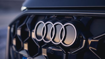 Nahaufnahme einer Front eines schwarzen Audi Modells mit schwarzen Audi Ringen.