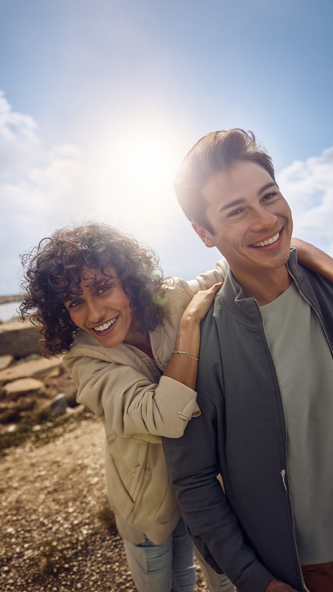 Un couple souriant profite d’une journée ensoleillée en plein air.