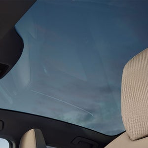 Blick auf das Panoramadach aus dem Inneren der A5 Limousine.