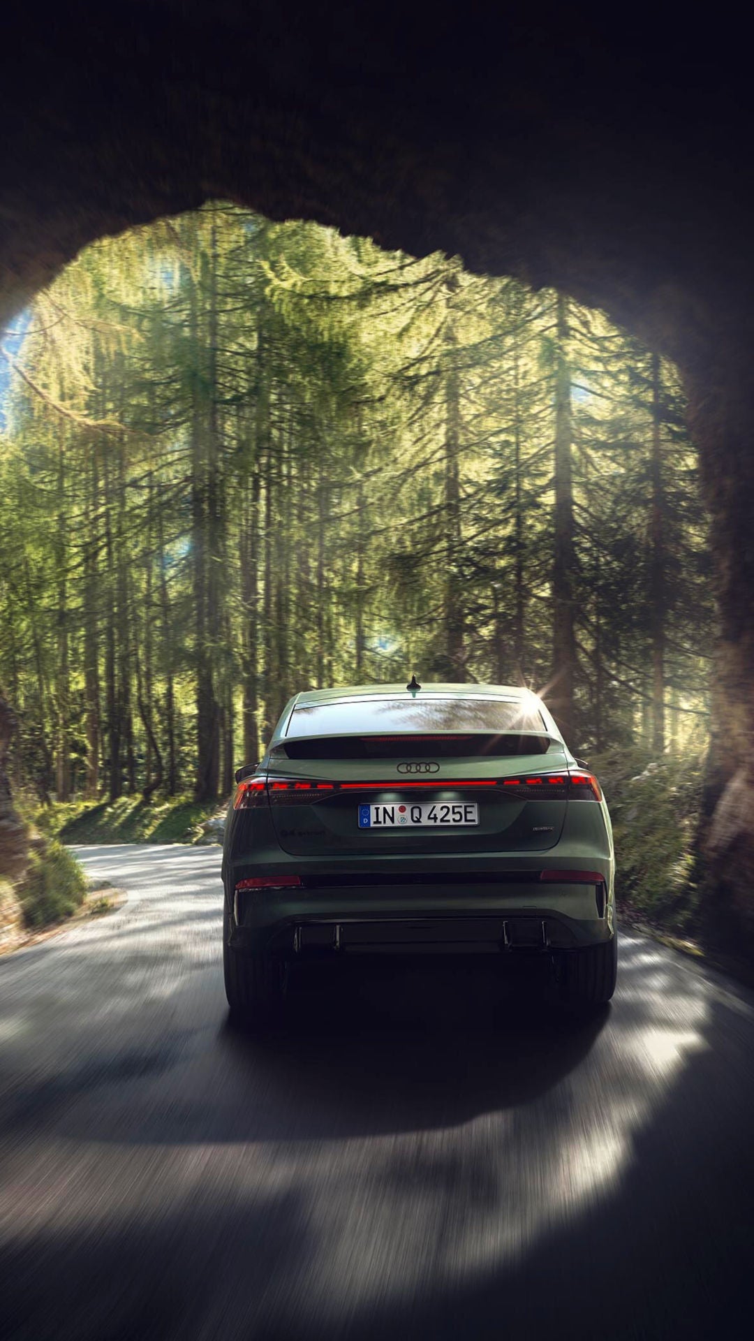 Q4 Sportback e-tron achteraanzicht vlak voor het einde van een tunnel