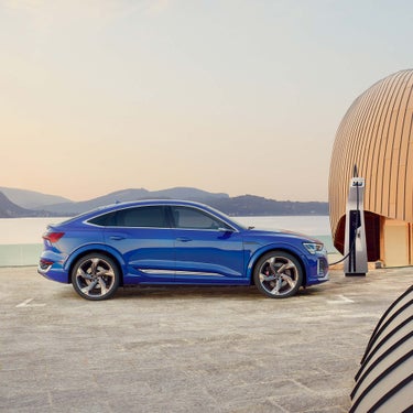 Side view Audi SQ8 Sportback e-tron